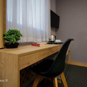 Zimmer mit Kingsize-Bett